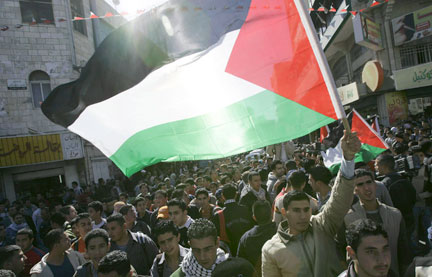 Un défilé de protestation du Fatah à Gaza, le 13 novembre 2007, au lendemain de la fusillade qui a fait 7 morts.(Photo : Reuters)