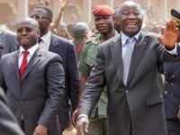 Le président ivoirien Laurent Gbagbo (d) et le Premier ministre ivoirien, Guillaume Soro (g) se sont rencontrés le 28 novembre 2007 à Korhogo.(Photo : AFP)