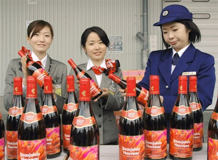 Grâce au décalage horaire, le Japon est le premier pays au monde à déguster le beaujolais nouveau. 

		(Photo : AFP)