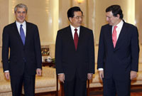 Le président chinois Hu Jintao (m) entre le Premier ministre portugais José Socrates (g) et le président de la Commission européenne José Manuel Barroso (d). (Photo : Reuters)
