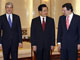 Le président chinois Hu Jintao (m) entre le Premier ministre portugais Socrates (g) et le président de la Commission européenne José Manuel Barroso(d). (Photo : Reuters)