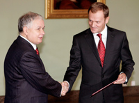 Le président polonais Lech Kaczynski (g) a designé aux fonctions de Premier ministre Donald Tusk (d).(Photo : Reuters)