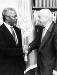 Claude de Kemoularia rend visite à Kofi Annan aux Nations unies. 

		(Photo : DR)