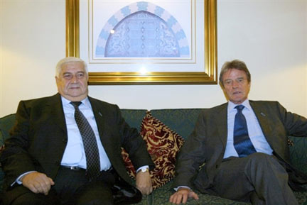 Le ministre des Affaires étrangères syrien Walid Mouallem (G) et son homologue français, Bernard Kouchner (D) lors de leur entrevue à Istanbul, le 02 novembre 2007.(Photo : Sezayi Erken/ AFP)