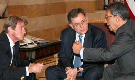 Le ministre français des Affaires étrangères, Bernard Kouchner, a rencontré Fouad Siniora, le président libanais et le général Amr Moussa, le secrétaire général de la Ligue arabe, à Beyrouth. 

		(Photo : Reuters)