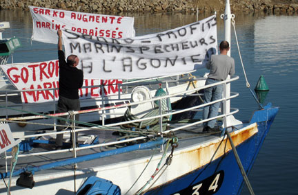 Les pêcheurs bretons sont mobilisés contre la hausse du coût du gazole. Les dépenses de carburant peuvent représenter jusqu'à 40% de leurs coûts.  

		(Photo : Reuters)