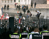 Des Marocains protestent contre la visite du roi d'Espagne, Juan Carlos, à la frontière de l'enclave de Melilla.(Photo : Reuters)