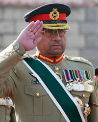 Le général Pervez Musharraf fait ses adieux à l'armée.(Photo : Reuters)