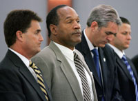 O.J. Simpson entouré de ses avocats prend acte des chefs d'accusation lors de l'audience préliminaire.(Photo : Reuters)