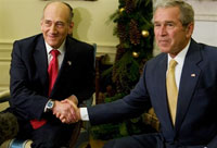 Le Premier ministre israélien Ehud Olmert (g) avec le président américain George W. Bush, ce lundi, dans le Bureau oval à la Maison Blanche.(Photo : AFP)