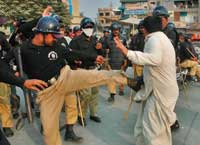 Un fort dispositif policier a été déployé à Rawalpindi, ou devait se tenir un rassemblement du parti de Benazir Bhutto contre Pervez Musharraf.
(Photo : Reuters)