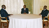 Le président burkinabé, Blaise Compaoré, a reçu le 27 novembre, le président ivoirien, Laurent Gbagbo (g) et son Premier ministre, Guillaume Soro (d).(Photo : AFP)