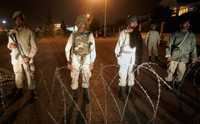 Des militaires pakistanais bloquent les accès au Parlement à Islamabad.(Photo : Reuters)