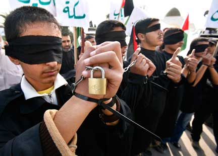 Gaza, le 24 novembre. Des Palestiniens manifestent contre la conférence d'Annapolis sur le Proche-Orient.  

		(Photo : Reuters)