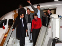 Nicolas Sarkozy et Rama Yade (g) en compagnie des 3 journalistes français lors de leur arrivée à l'aéroport de Villacoublay.(Photo : AFP)