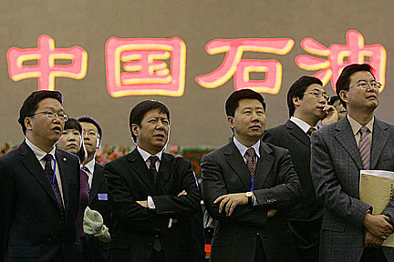 Sous l'enseigne lumineuse PetroChina des agents de change de la bourse de Shangaï observent l'évolution de l'action du premier groupe pétrolier chinois.(Photo : Reuters)