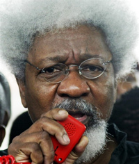 Wole Soyinka intervenant pendant une marche de protestation à Lagos en Décembre 2006.© AFP /PIUS UTOMI EKPEI