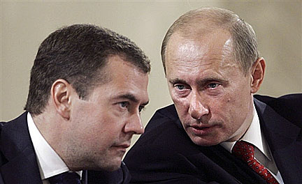 Le président russe Dmitri Medvedev (g) et son Premier ministre Vladimir Poutine.(Photo : AFP)
