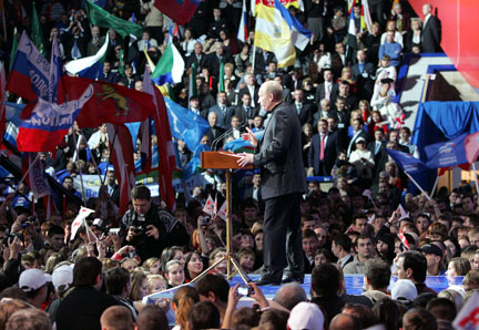 Le président russe Vladimir Poutine lors d'un meeting au Palais des Sports de Loujniki, quelques jours avant les élections législatives, le 21 novembre 2007.(Photo : Reuters)