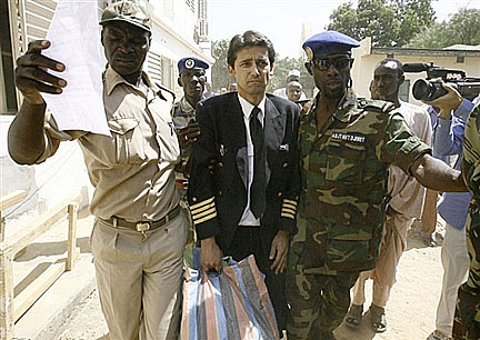 Le pilote espagnol, Augustin Rey est accompagné par les gendarmes, le 5 novembre 2007.(Photo : AFP)