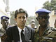 Le pilote espagnol, Augustin Rey est accompagné par les gendarmes, le 5 novembre 2007. 

		(Photo : AFP)