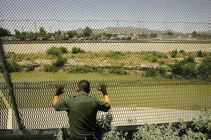 Un garde-frontière américain surveille le Rio Grande près d'El Paso, au Texas.(Photo : AFP)