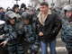 Saint Petersbourg, le 25 novembre. L'opposant Boris Nemtsov est interpellé par la police russe.(Photo : AFP)