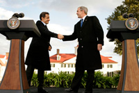 Poignée de main entre Nicolas Sarkozy et George W. Bush lors de la conférence de presse à Washington.(Photo: Reuters)