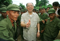 Septembre 1996: Ieng Sary, ex-leader Khmer rouge, entouré de ses soldats à Phnom Malai, au Cambodge.(Photo : AFP)