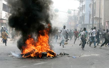 De nombreux commerçants ambulants ont protesté contre les mesures prévoyant leur départ des rues de Dakar.(Photo : Reuters)