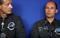 André Borschberg (à gauche) et Bertrand Piccard (à droite), concepteurs du projet <em>Solar Impulse</em>. 

		(Photo : Solar Impulse)