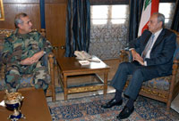 Le général Michel Sleimane (g) dans le demeure du président du Parlement libanais Nabih Berri, à Beyrouth.(Photo : Reuters)