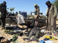 Soldats tchadiens examinant des corps à Abou Goulem, à 90 km à l’est d’Abéché.(Photo : AFP)