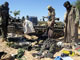 Soldats tchadiens examinant des corps à Abou Goulem, à 90&nbsp;km à l’est d’Abéché.(Photo : AFP)
