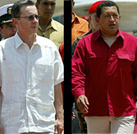 Le président colombien Alvaro Uribe (G), et son homologue vénézuélien Hugo Chavez (D).(Montage RFI)
