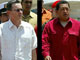 Le président colombien Alvaro Uribe (G), et son homologue vénézuélien Hugo Chavez (D).(Montage RFI)