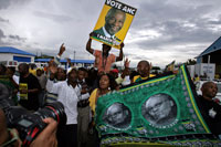 En Afrique du Sud des partisans de Jacob Zuma et de Thabo Mbeki scandent des slogans à Polokwane.  (Photo : Reuters)