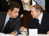 Le président algérien Abdelaziz Bouteflika (D) reçoit à déjeuner, ce 4 décembre 2007, son homologue français Nicolas Sarkozy.(Photo : Reuters)