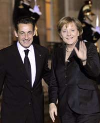 Le président français Nicolas Sarkozy (G) accueille la chancelière allemande Angela Merkel au palais de l'Elysée, ce jeudi 6 décembre 2007, pour participer à un sommet informel franco-allemand, le 32e du genre.(Photo : AFP)