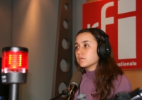 Melanie, la fille d'Ingrid Betancourt, dans les studios de RFI.(Photo : S.Bonijol/RFI)