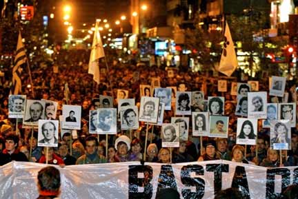 Des milliers d'Urugayens défilent dans les rues de Montevideo, en mai 2006,  pour une «Marche siliencieuse» en mémoire des disparus de la période dictatoriale.  

		(Photo : AFP)