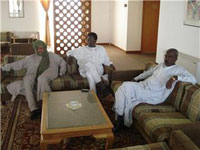 Abdelwahid Aboud (UFDD-Fondamentale), Timane Erdimi (RFC) et Mahamat Nouri (UFDD) dans le salon d’un hôtel de Syrte avant la signature de l’accord du 25 octobre.(Photo : L.Correau/RFI)