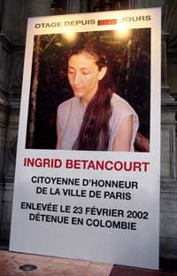 Paris, le 5 décembre 2007. Un portrait géant de l'otage Ingrid Betancourt a été placé au pied de la façade de l'Hôtel de Ville.(Photo : AFP)