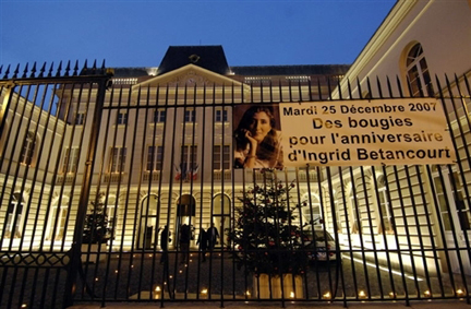 A l'occasion de l'anniversaire d'Ingrid Betancourt, un hommage lui est rendu devant l'Hôtel de Ville d'Issy-les-Moulineaux. 

		(Photo: AFP)
