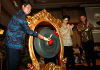 Le président indonésien, Yudhoyono (à gauche), ouvre la conférence sur le Fonds d'adaptation au changement climatique, le 11 décembre 2007.(Photo : Reuters)