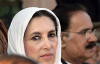 Benazir Bhutto, lors de son ultime meeting, le 27 décembre 2007, à Rawalpindi. A ses côtés, Makhdoom Amin Faheem, vice-président de leur parti (PPP).(Photo : AFP)