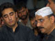Le fils de Benazir Bhutto, Bilawal (à gauche) à côté de son père Asif Ali Zardari, lors des obsèques le 28 décembre 2007.(Photo : AFP)