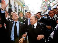 Bain de foule des présidents algérien Abdelaziz Bouteflika (D) et français Nicolas Sarkozy, ce 5 décembre 2007, avant son retour en France. (Photo : Reuters)