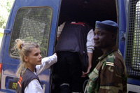 Ndjamena, Tchad, le 17 décembre. Emilie Lelouch, l'assistante du président de l'association « l'Arche de Zoé », est ramenée en prison après avoir assisté au tirage au sort des jurés de leur procès.(Photo : AFP)