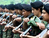 Un défilé des Forces armées révolutionnaires colombiennes (FARC) à San Vicente del Caguan, le 7 février 2001.(Photo : AFP)
